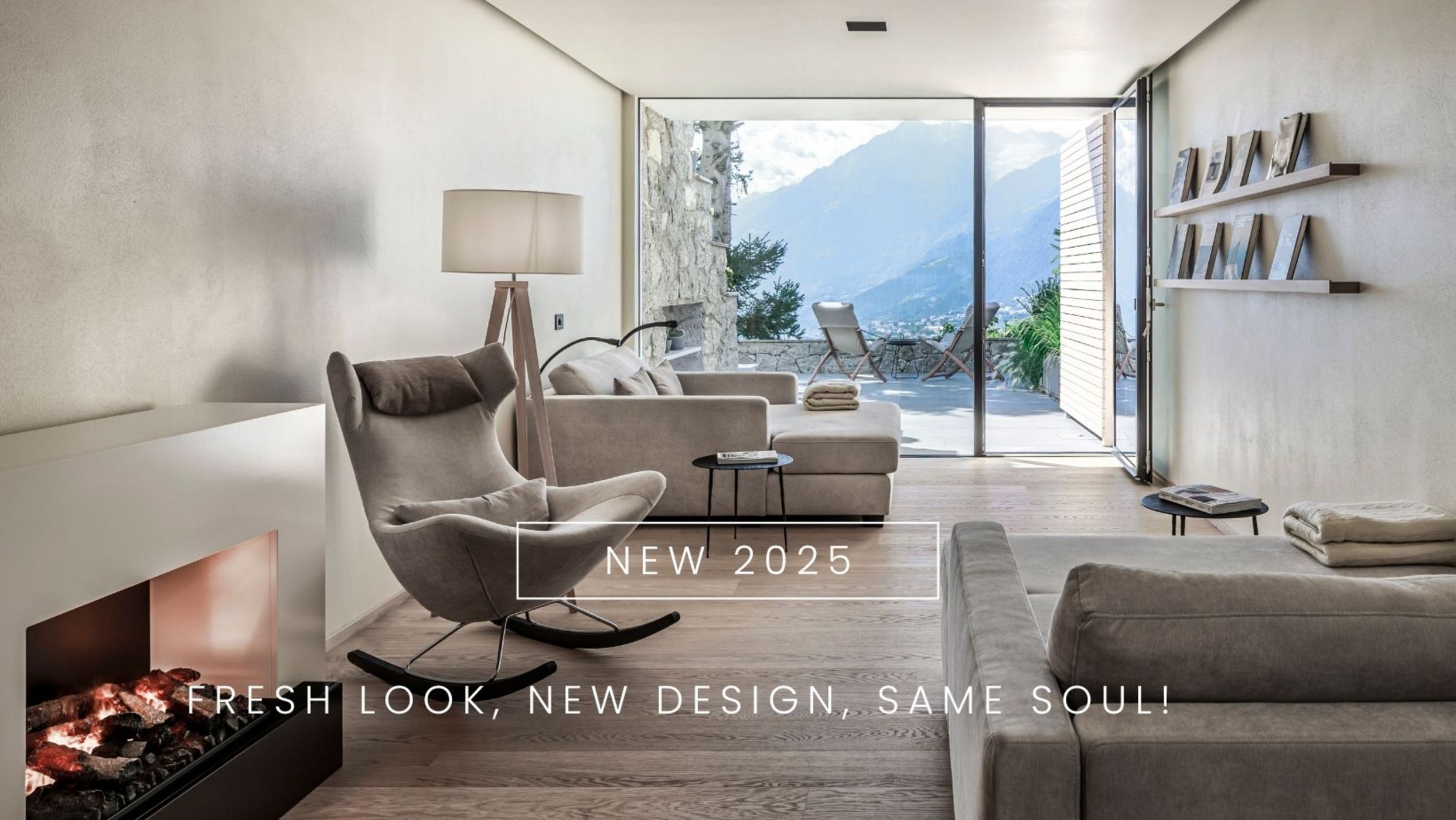 Soggiorno moderno con poltrona a dondolo, divano grigio, camino acceso e vista montagna su terrazza