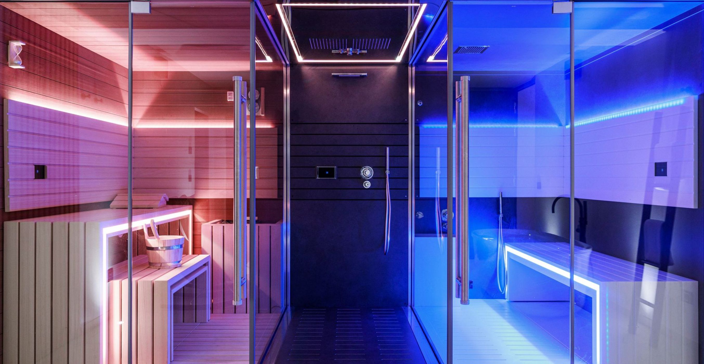 Sauna moderna con illuminazione LED rosa e blu e pareti di vetro